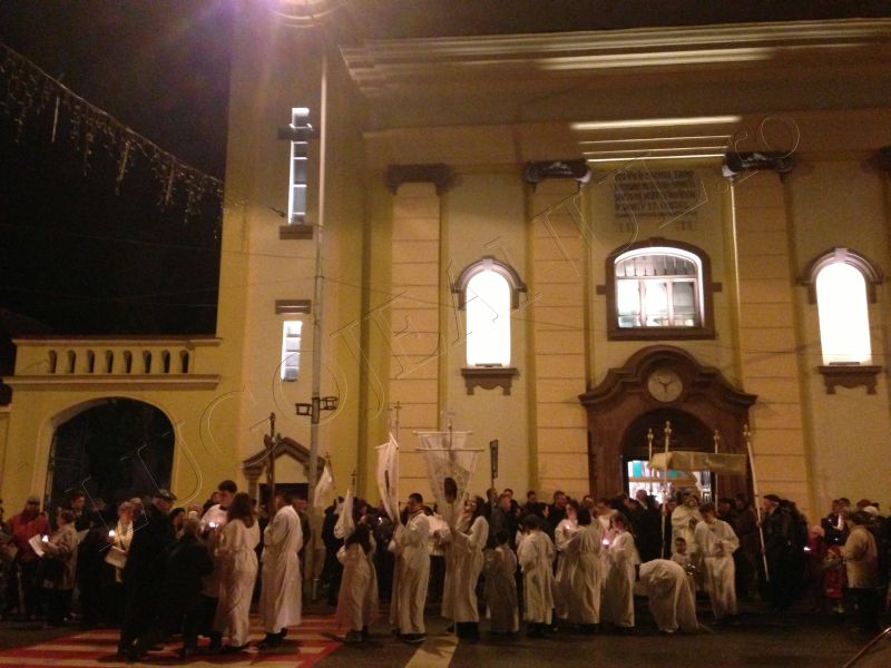 foto hristos a inviat slujba de inviere biserica romano catolica sfanta treime lugoj 31 martie paste lugojeanul 2013 (3)