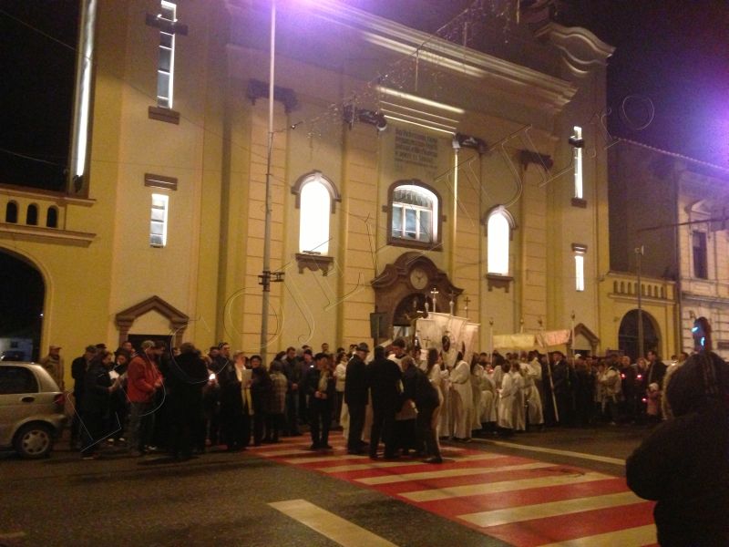 foto hristos a inviat slujba de inviere biserica romano catolica sfanta treime lugoj 31 martie paste lugojeanul 2013 (4)