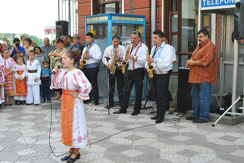 spectacol folcloric ansamblul lugojana juniori ziua europei lugojeanul 2013 foto
