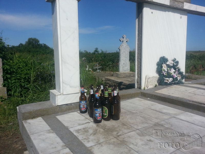 coroane incendiate si sticle de bere in cimitir costeiu petrecere in toiul noptii foto galerie lugojeanul 2014 (1)