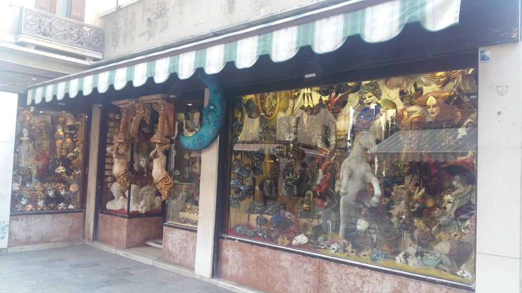 Unul dintre sutele de magazine cu masti si costume pentru carnavalul venetian